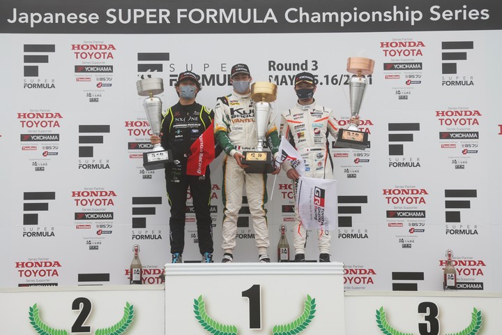 表彰式: 左から3位・松下 信治、優勝・ジュリアーノ・アレジ、2位・阪口晴南