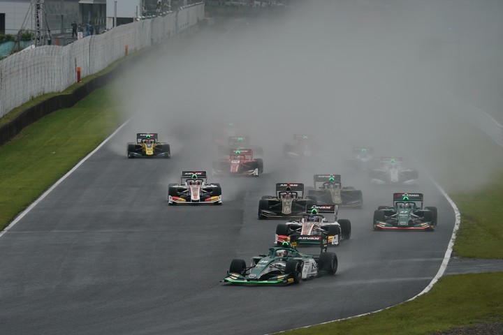 スタート直後、1コーナーの攻防