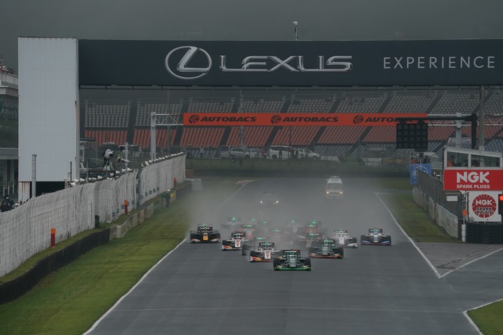 決勝レースがスタートした