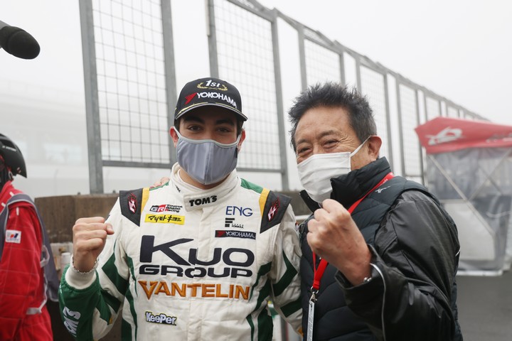 優勝したジュリアーノ・アレジと舘信秀チーム監督