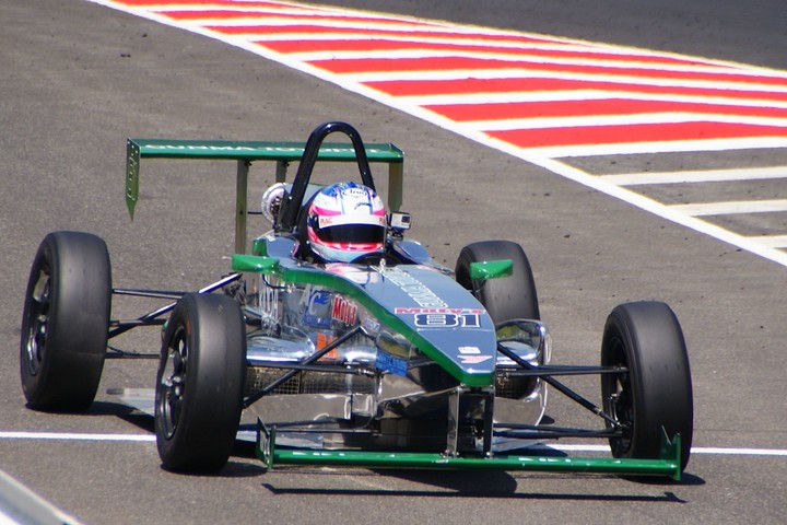 ポールポジションを獲得した佐藤樹（MYST KK-SⅡ）