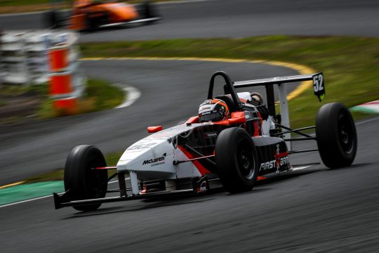 ポールポジションを獲得した安田航(Fガレージ&SウインズSII)