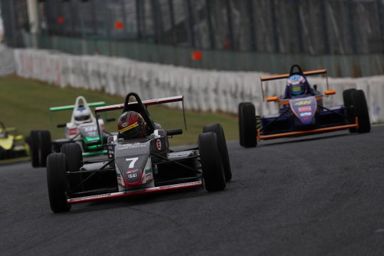 ドライタイヤを選択した予選2位の本田千啓(オートルック☆モダン☆10V)順位を落とす