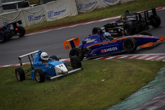 17周目、Rockyと本間隆史が第1ヘアピンで接触