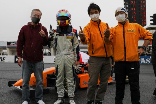 優勝した野島遼葵とチームクルー