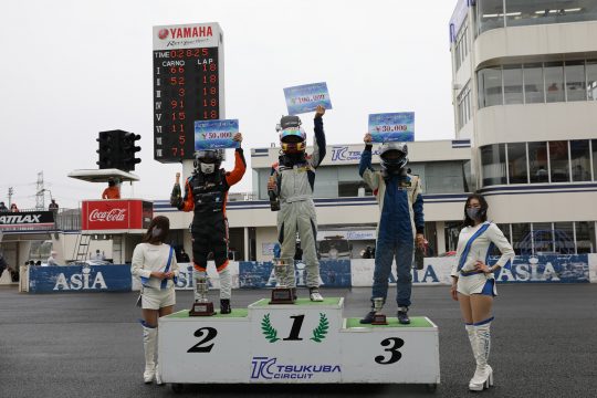 総合の表彰式: 左から2位・安田航、優勝・野島遼葵、3位・秋山健也