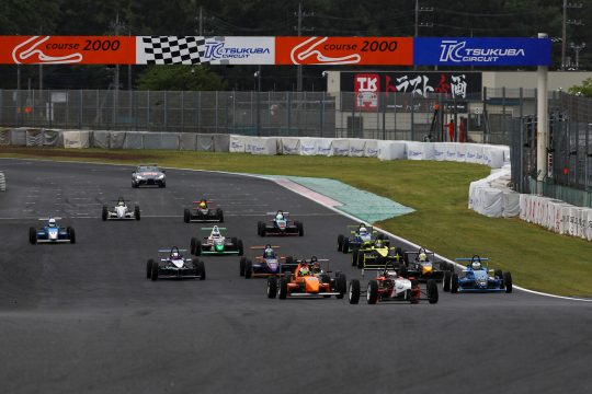 雨の中、18周の決勝がスタートした
