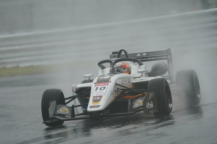 優勝は三宅淳詞（MAX RACING 320）