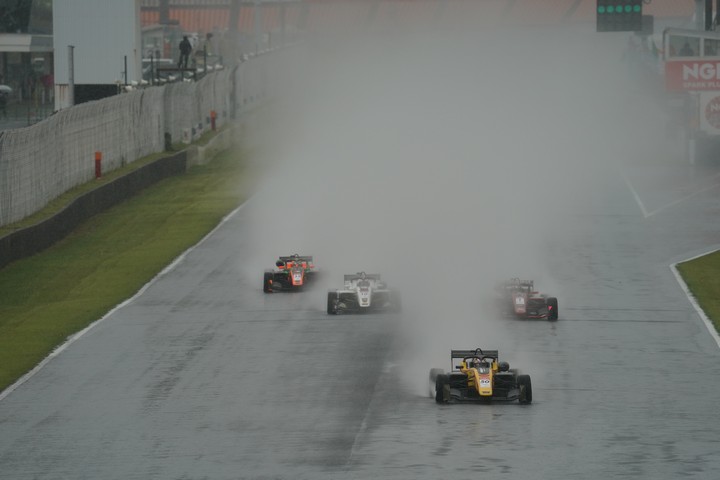 決勝レースがスタートした