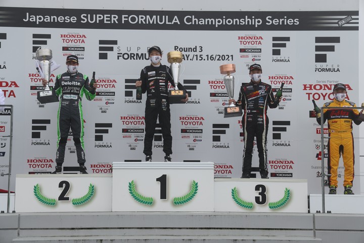 表彰式: 左から2位・アレジ、優勝・名取、3位・河野、マスタークラス優勝・SYUJI