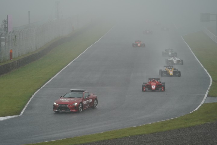 レースはセーフティーカー先導で始まった