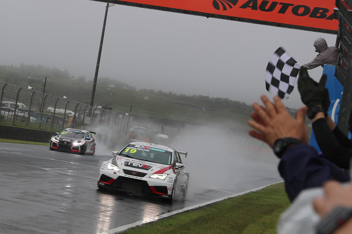 トップでゴールするヒロボン（バースレーシングプロジェクト【BRP】）