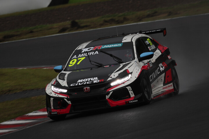 ポールポジションを獲得した三浦愛（DOME RACING）