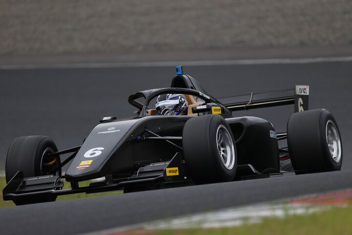 ポールポジションは片山義章（OIRC）