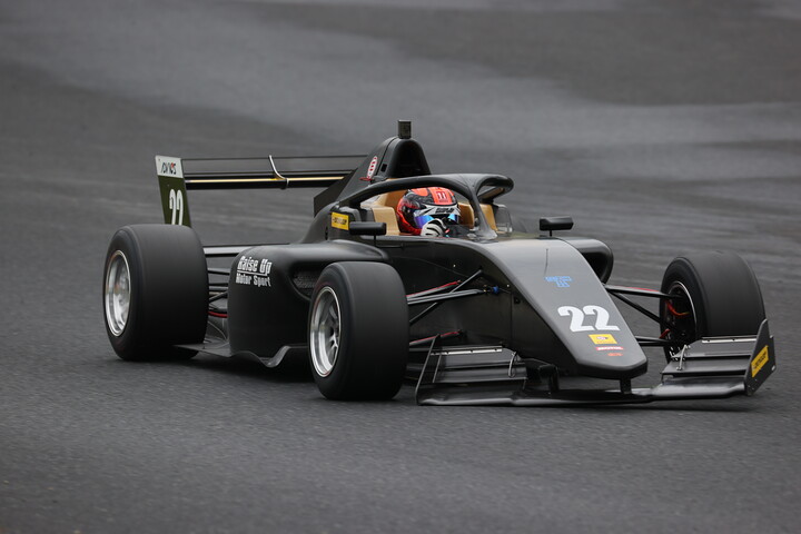 フロントウィングが脱落しかけた伊藤鷹志（RiseUP F111/3MT）