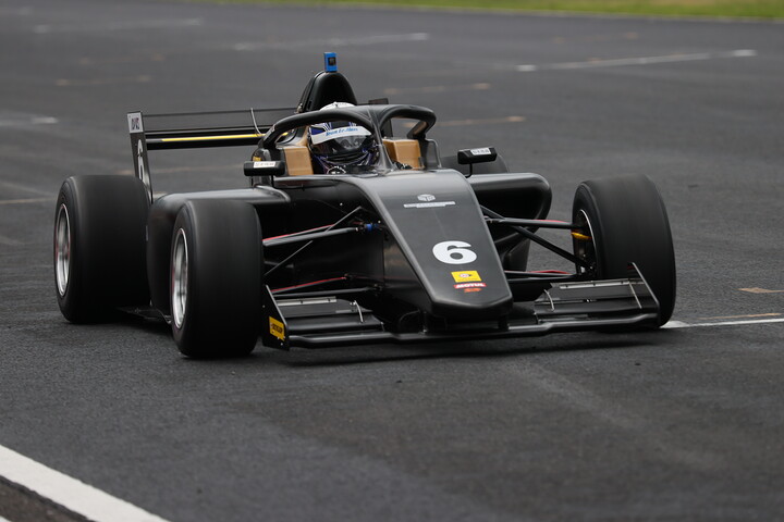 トップでゴールする片山義章（OIRC）