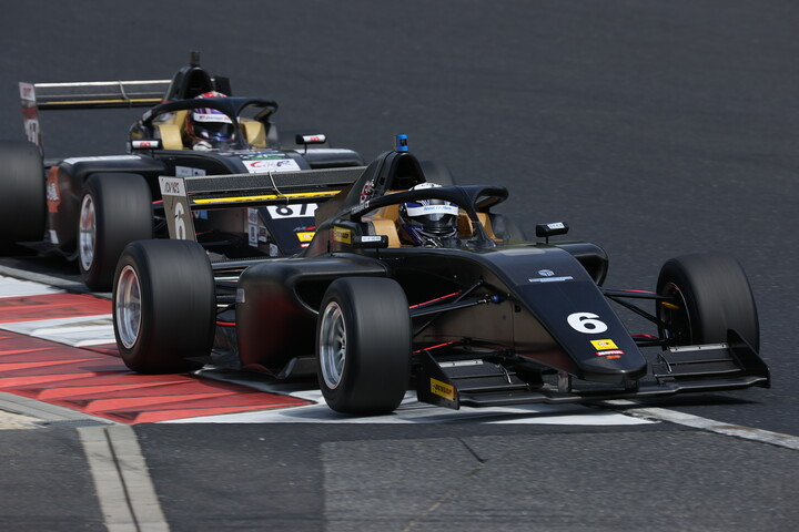 塩津佑介をパスしトップに立った片山義章