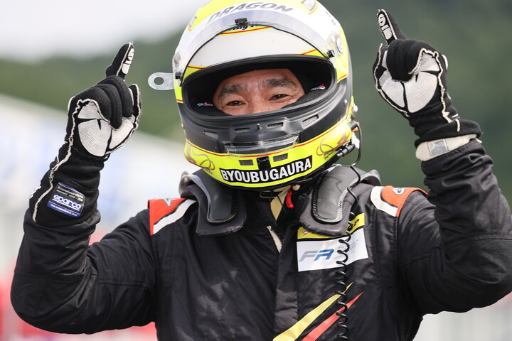 マスタークラス優勝のDRAGON（B-MAX ENGINEERING）