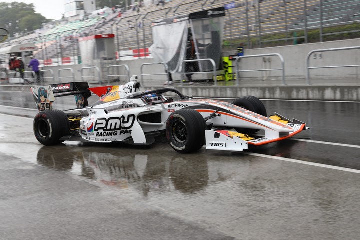 フリー走行1回目: 阪口晴南（P.MU/CERUMO･INGING SF19）