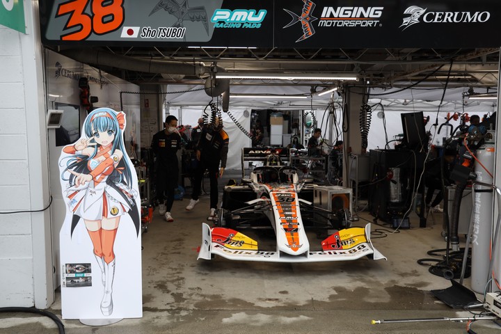 ピットビューイング: P.MU/CERUMO･INGINGのピット