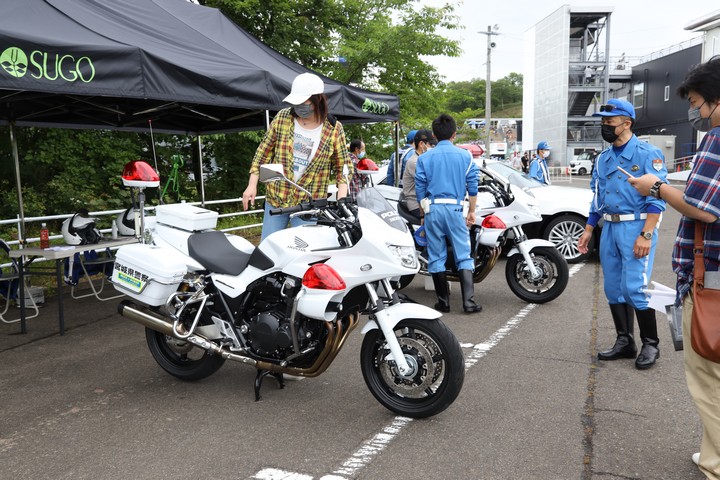 働くクルマ展: 宮城県警の白バイ
