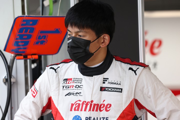 スタート進行: 中山雄一（KONDO RACING）