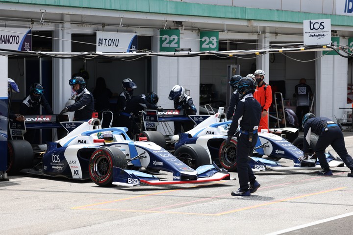 スタート進行: TCS NAKAJIMA RACINGの2台