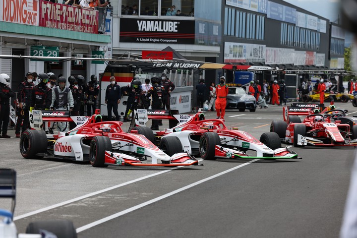 スタート進行: ピットアウトするKONDO RACING