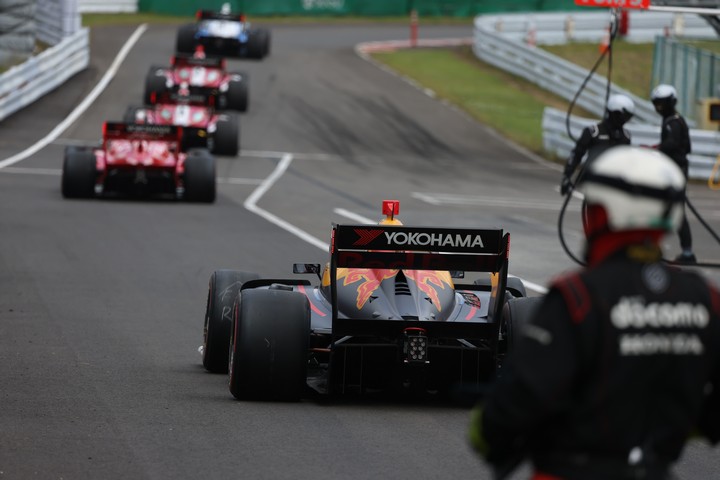 スタート進行: ピット出口に並ぶSFマシン