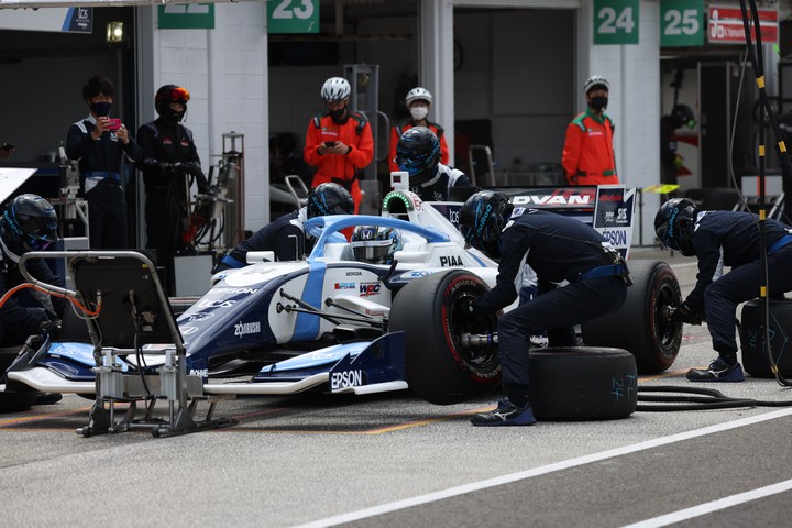 スタート進行: タイヤ交換をするTCS NAKAJIMA RACING