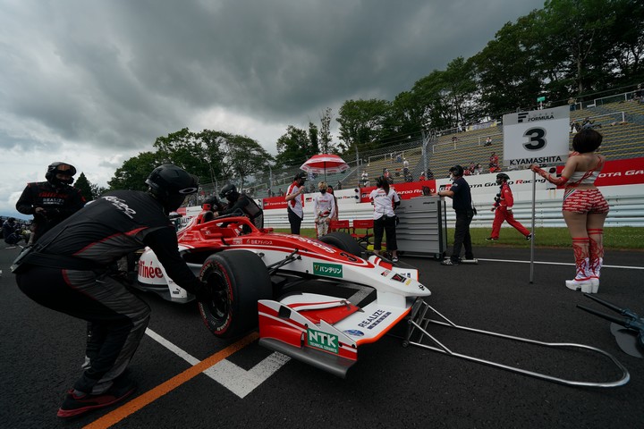 スタート進行: 山下健太（KONDO RACING）