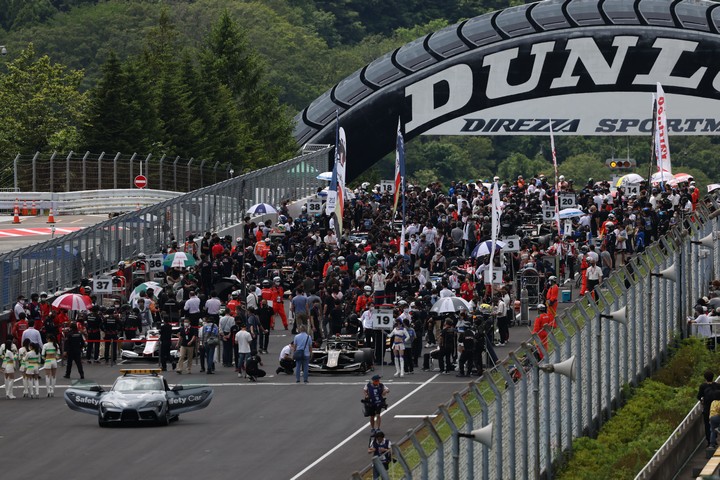 スタート進行: グリッドに整列したSFマシン