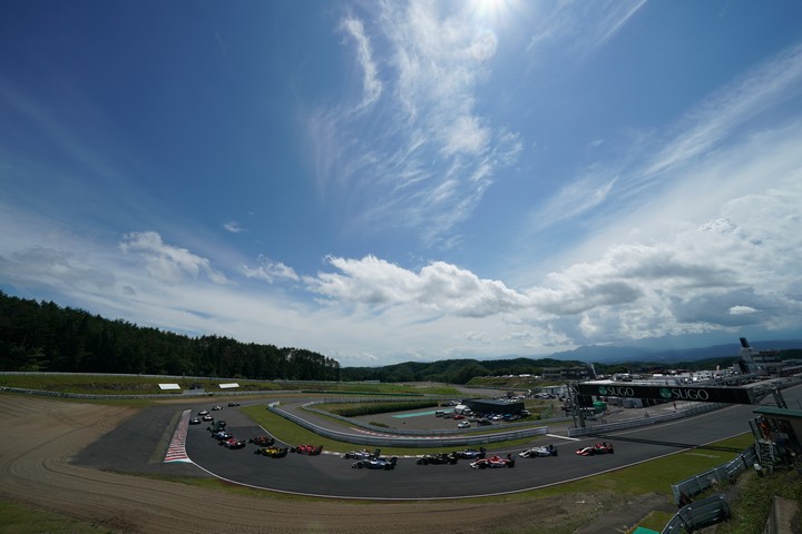 決勝レース: 青空の下、フォーメーションラップが始まる