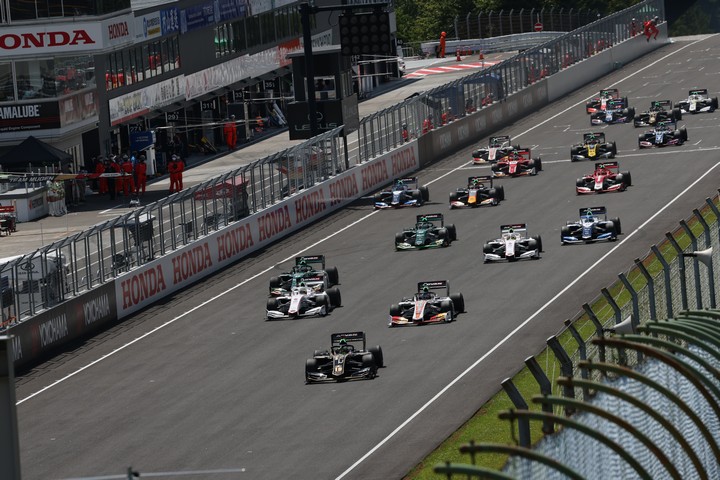 決勝レース: 53周のレースがスタートした