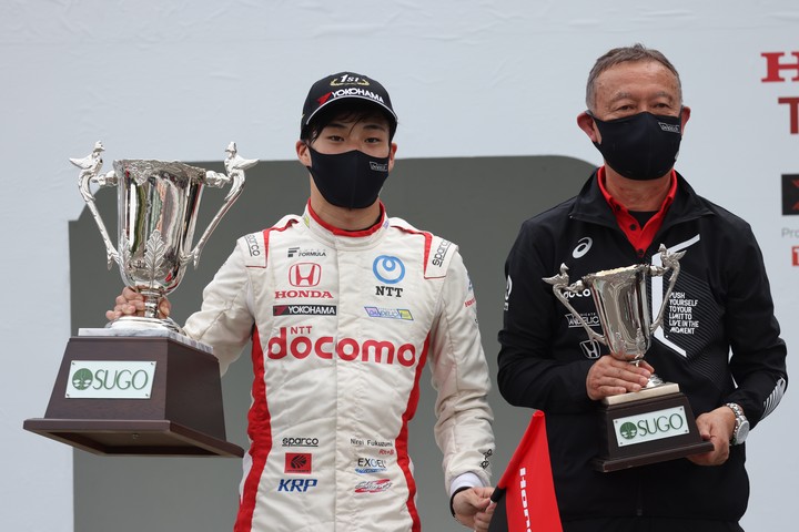 表彰式: 福住仁嶺（DOCOMO TEAM DANDELION RACING）