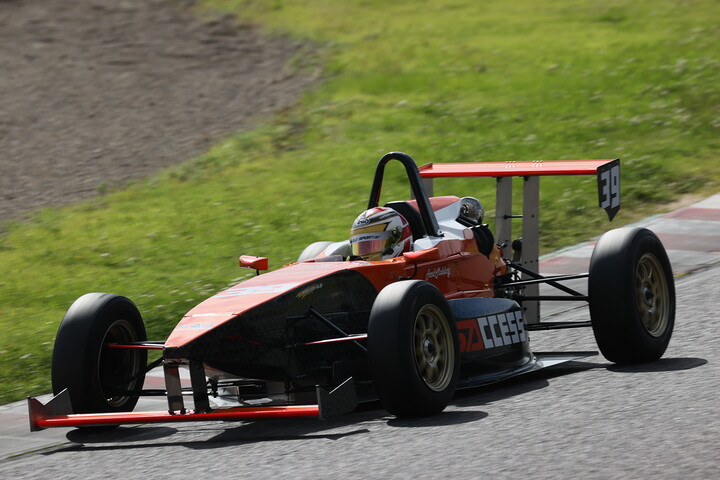 予選4位は居附明利（SACCESS RACING）