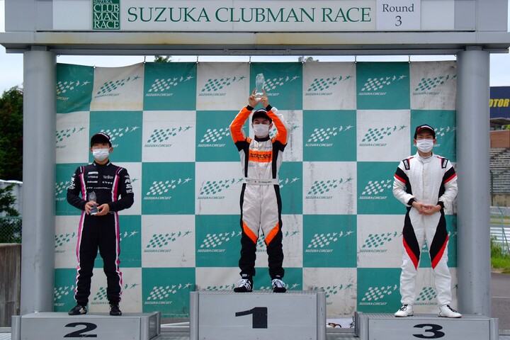 表彰式: 左から2位・岡本大地、優勝・上野大哲、3位・佐藤巧望