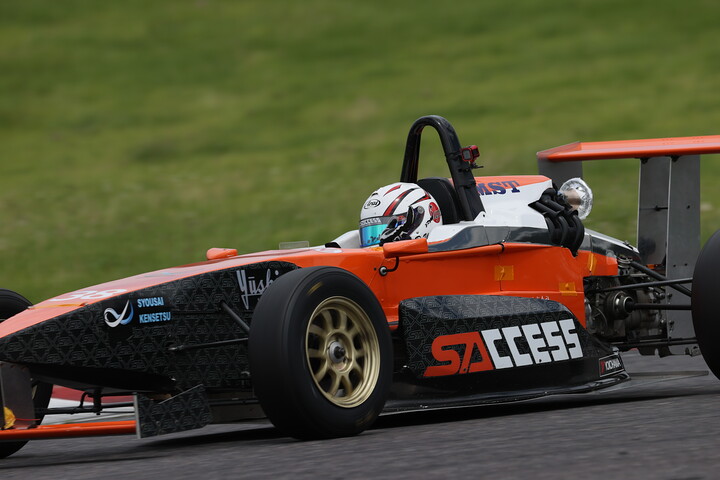 ウィニングラップで手を上げる上野大哲（SACCESS RACING ES）