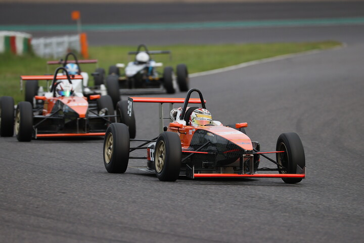 怒濤の追い上げを見せる居附明利（SACCESS RACING）