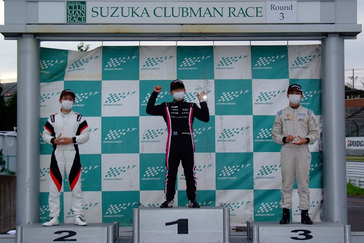 表彰式: 左から2位・佐藤巧望、優勝・岡本大地、3位・居附明利