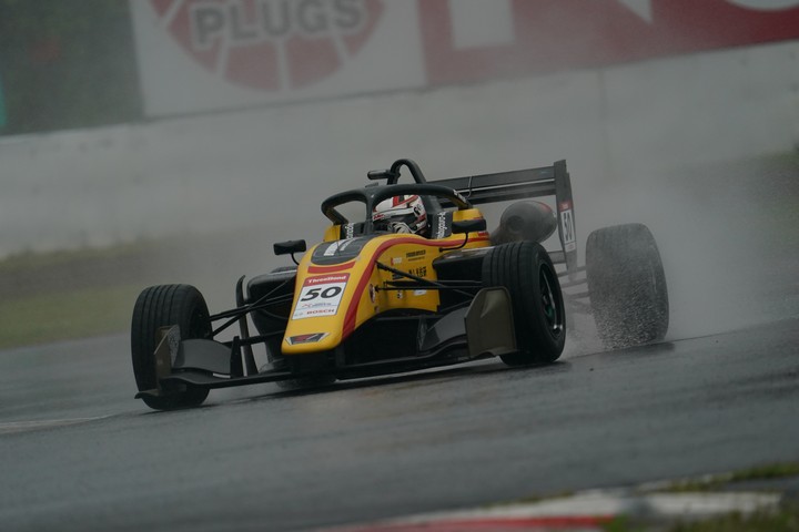 決勝2位は名取鉄平（B-MAX RACING TEAM）