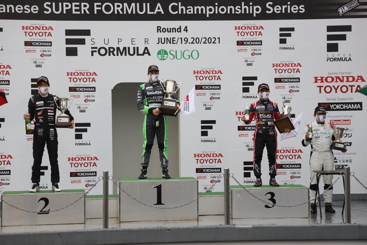 表彰式: 左から2位・名取鉄平、優勝・ジュリアーノ・アレジ、3位・平良響