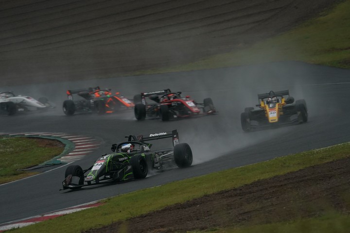 雨の中、決勝がスタートした