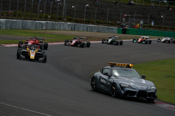 オープニングラップのアクシデントでそうそうにセーフティーカーが導入される