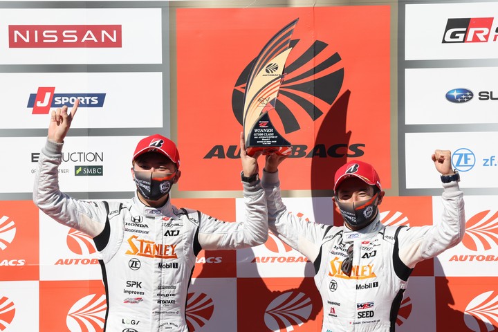 GT300クラス表彰式でのウィナー