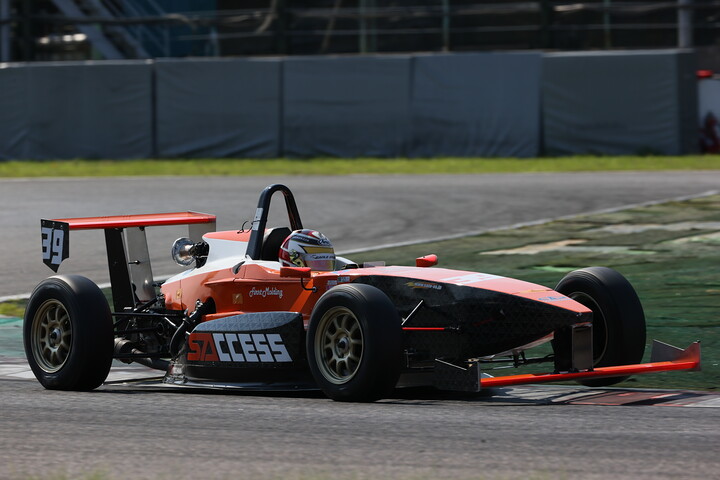 予選5位は居附明利（SACCESS RACING）