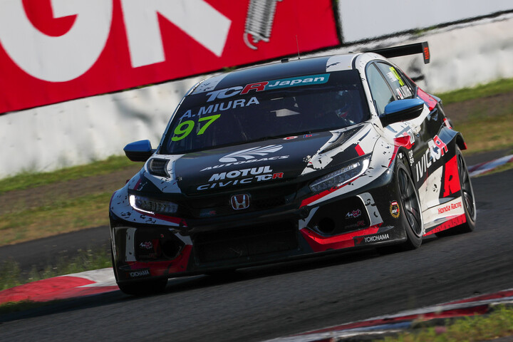 レース1: 決勝5位は三浦愛（DOME RACING）