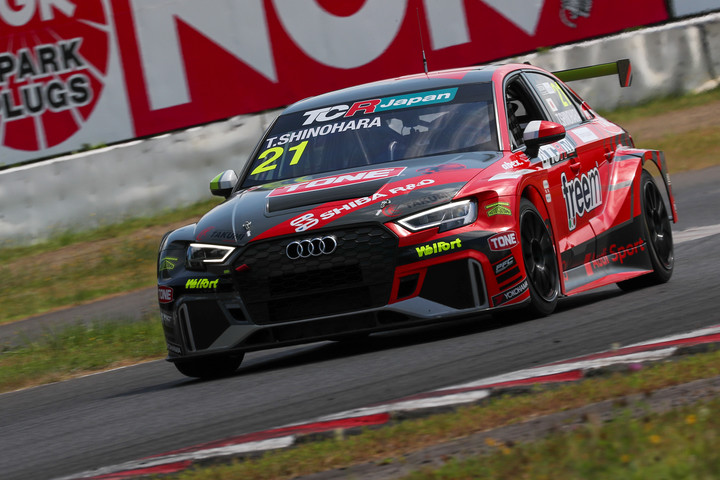 レース2: 決勝2位は篠原拓朗（Audi Team Hitotsuyama）
