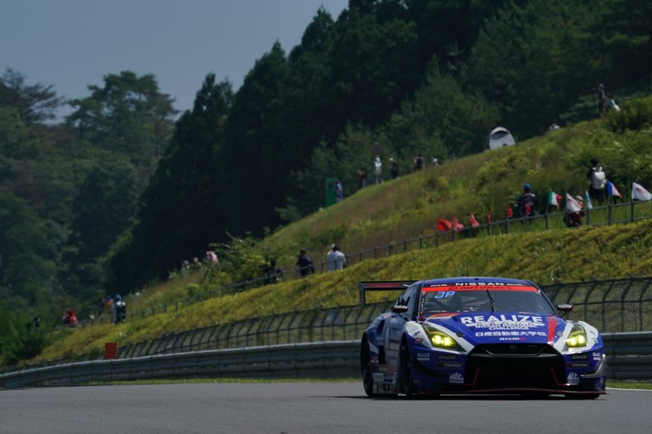 公式練習: 藤波清斗／ジョアオ・パオロ・デ・オリベイラ組（リアライズ 日産自動車大学校GT-R）