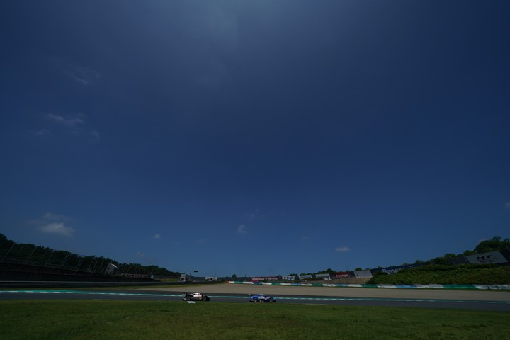 公式練習: 快晴の下疾走するGTマシン